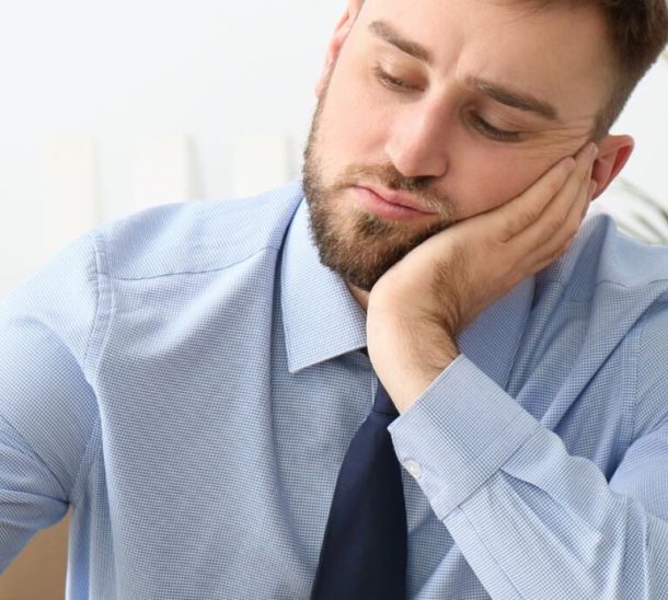 Homme qui dort à son bureau